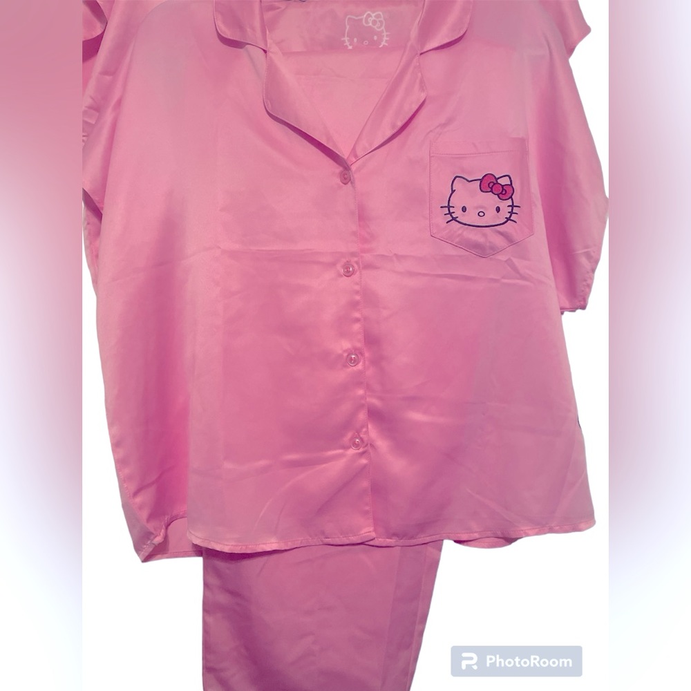 HELLO KITTY SATIN PAJAMA SET. SIZE L. NWT